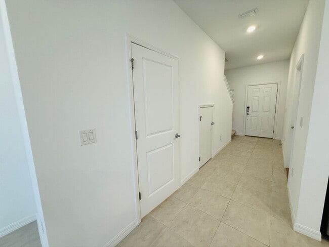 2264 Paravane Way in Wesley Chapel, FL - Building Photo - Building Photo