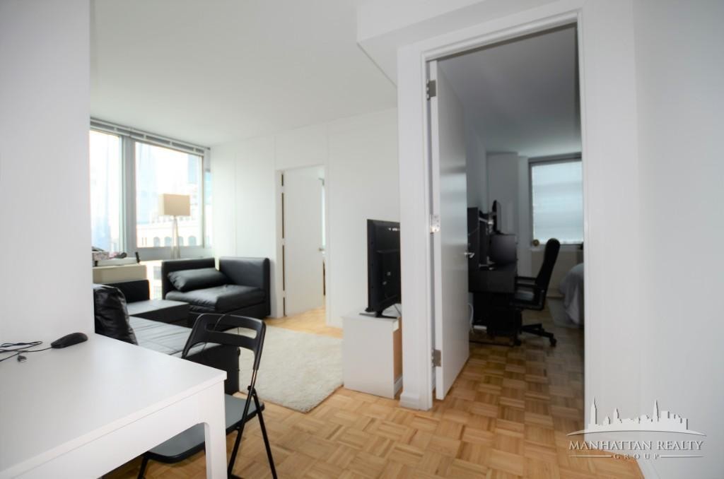 508 W 37th St in New York, NY - Building Photo