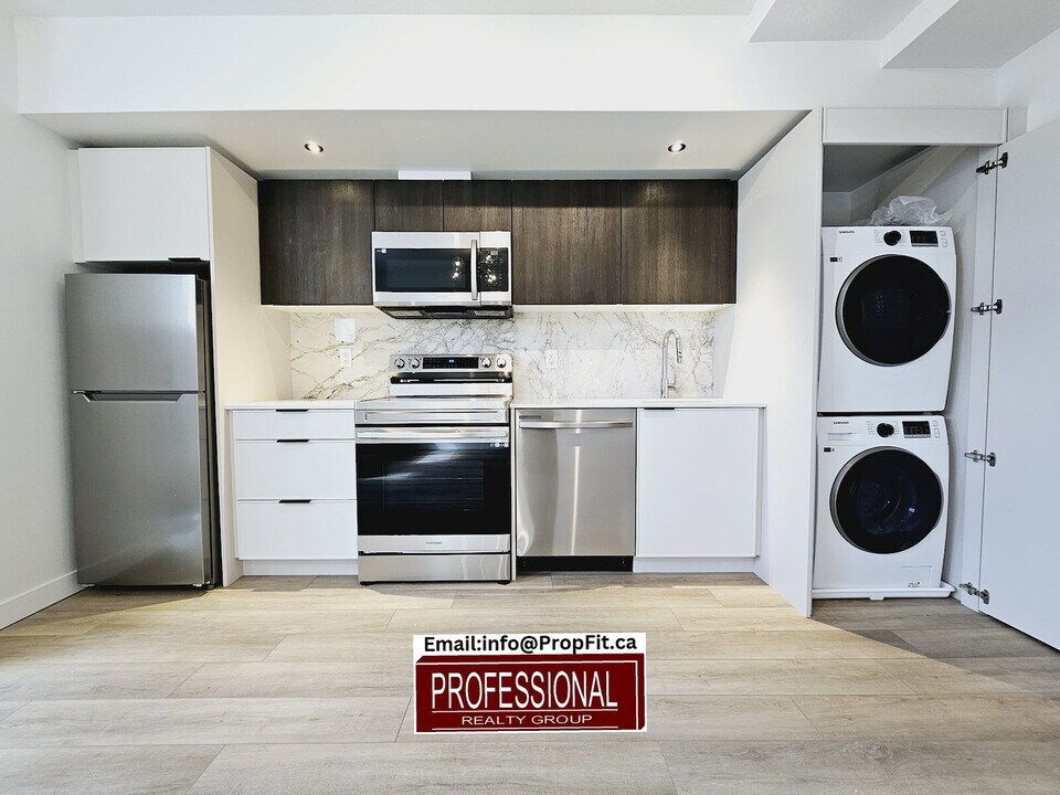 15912-15996 96 Ave NW in Edmonton, AB - Building Photo