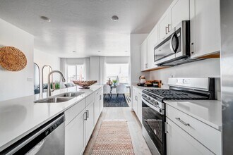 BLVD 120 in Pleasant Grove, UT - Foto de edificio - Building Photo