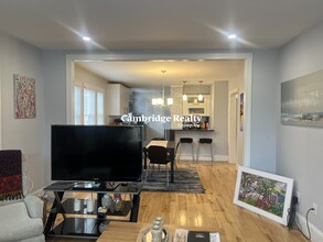 296 Arlington St, Unit 1 in Watertown, MA - Foto de edificio - Building Photo