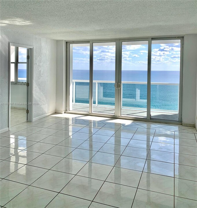 3140 S Ocean Dr in Hallandale Beach, FL - Foto de edificio