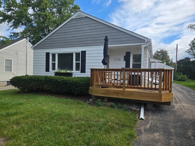 property at 1124 Somonauk St