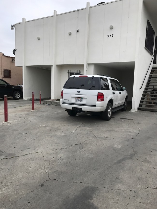 932 W 80th St in Los Angeles, CA - Foto de edificio - Building Photo