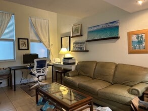 8950 SW 69th Ct in Pinecrest, FL - Foto de edificio - Building Photo