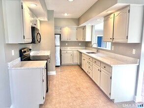 94 Waldron Dr in Westbrook, CT - Building Photo - Building Photo