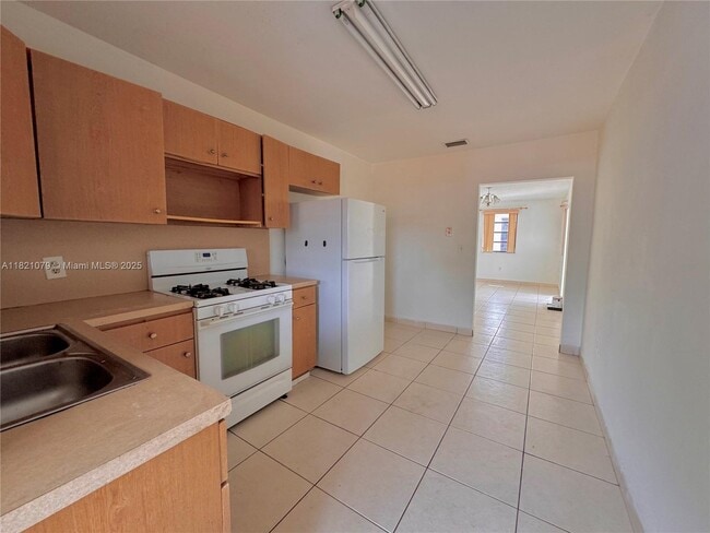 369 E 20th St in Hialeah, FL - Building Photo - Building Photo