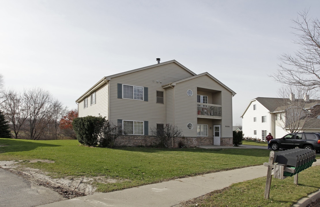 2026 Cliff Alex Ct S in Waukesha, WI - Foto de edificio