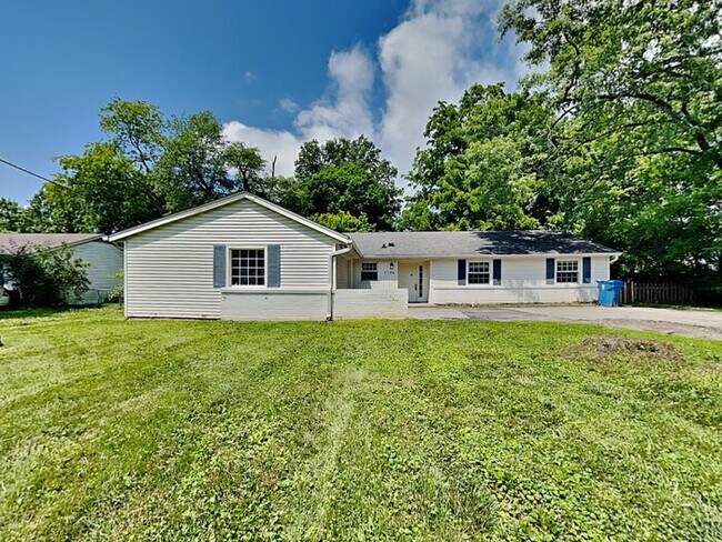 7104 Grandview Dr in Indianapolis, IN - Foto de edificio - Building Photo