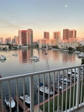 400 Golden Isles Dr in Hallandale Beach, FL - Foto de edificio - Building Photo