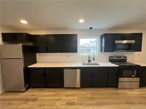 1242 Indiana Ave in Monaca, PA - Foto de edificio - Building Photo