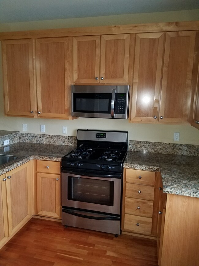 18465 SW Stepping Stone Dr, Unit #3 in Beaverton, OR - Foto de edificio - Building Photo