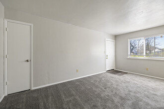 Monterey Apartments in Hampton, VA - Building Photo - Interior Photo