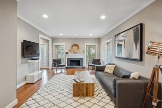 624 Augusta Dr in Houston, TX - Building Photo - Building Photo