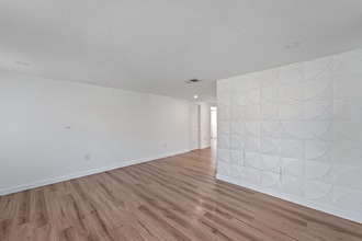 4526 S Lockwood Ridge Rd in Sarasota, FL - Building Photo - Building Photo