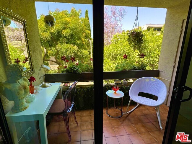 950 Kings Rd in West Hollywood, CA - Building Photo - Building Photo