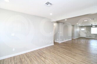 4001 E Apollo Rd in Phoenix, AZ - Building Photo - Building Photo