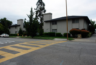 Red Branch Apartments in Los Gatos, CA - Building Photo - Building Photo