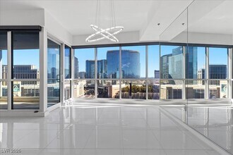 4525 Dean Martin Dr in Las Vegas, NV - Foto de edificio - Building Photo