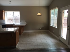 1007 W Millbrook St in Hanford, CA - Building Photo - Building Photo