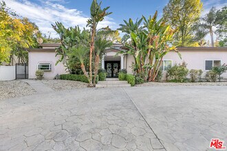 19016 Wells Dr in Los Angeles, CA - Building Photo - Building Photo