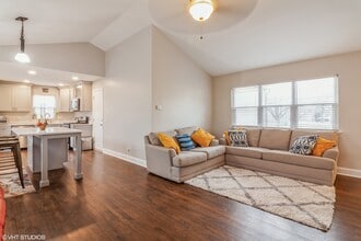 2043 University Dr in Naperville, IL - Building Photo - Building Photo