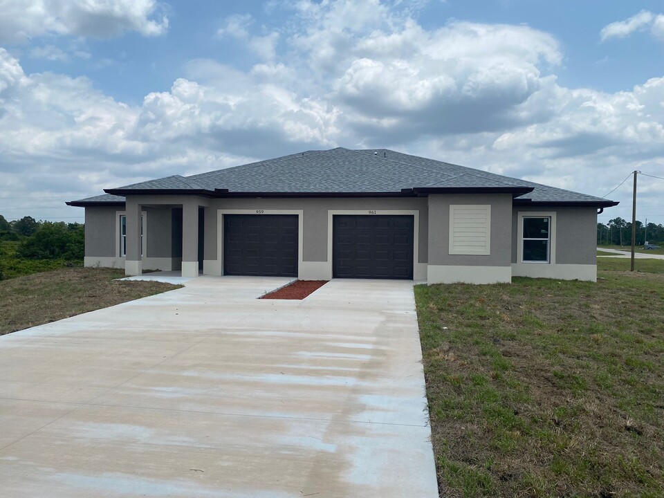 977 Eisenhower Blvd in Lehigh Acres, FL - Building Photo