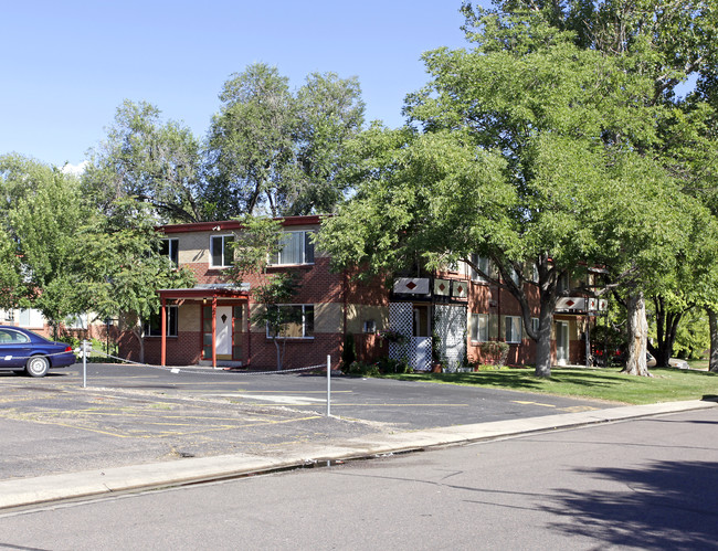 Cedar Avenue Apartments in Lakewood, CO - Foto de edificio - Building Photo