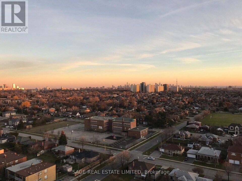 800-1800 Lawrence Ave W in Toronto, ON - Building Photo