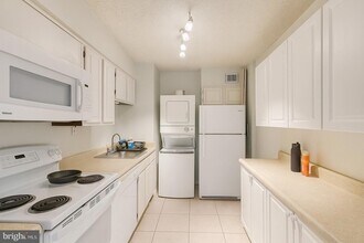 5500 Holmes Run Pkwy, Unit 918 in Alexandria, VA - Building Photo - Building Photo