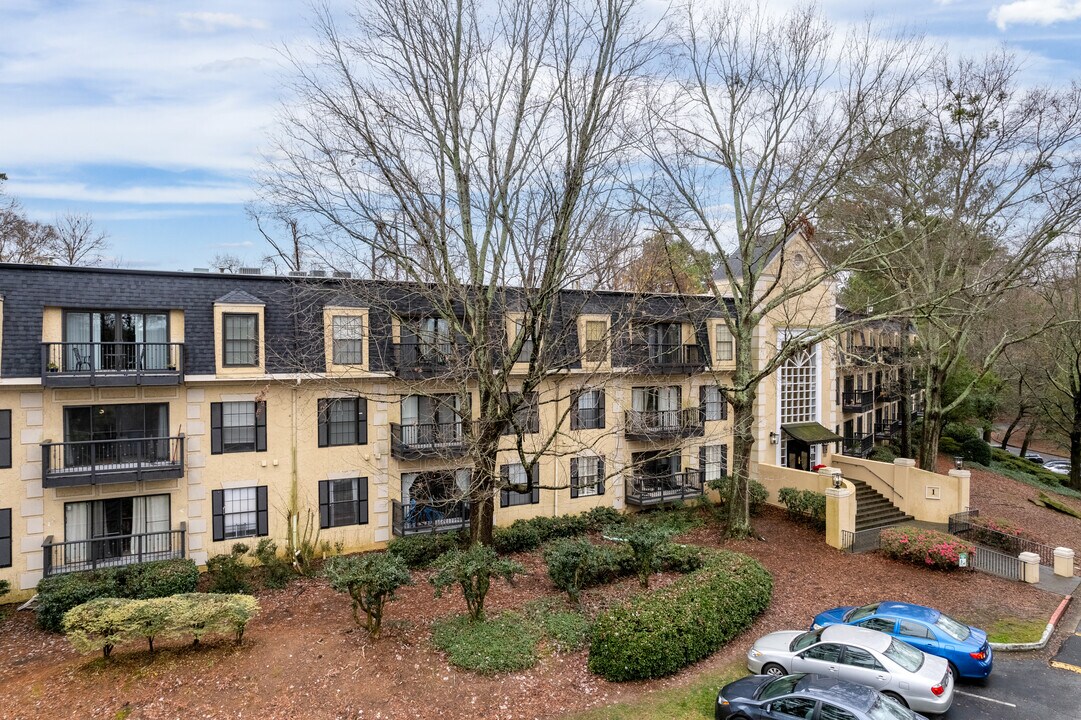 Lenox Heights in Atlanta, GA - Building Photo