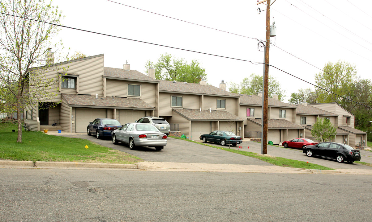 215-231 N 5th Ave N in St. Cloud, MN - Building Photo