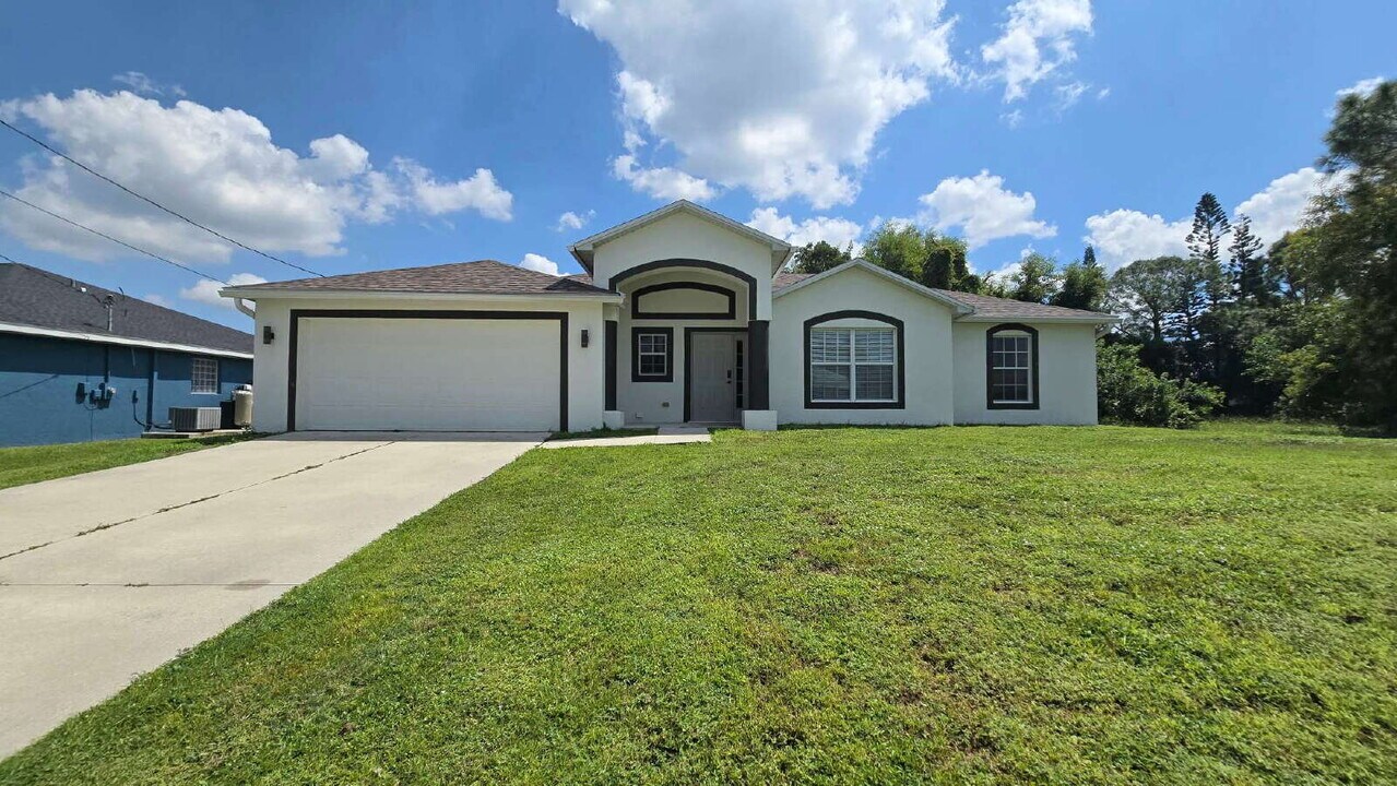 1231 NW 22nd Ave in Cape Coral, FL - Building Photo