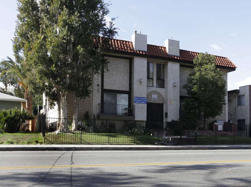 6739 Coldwater Canyon Ave in North Hollywood, CA - Foto de edificio