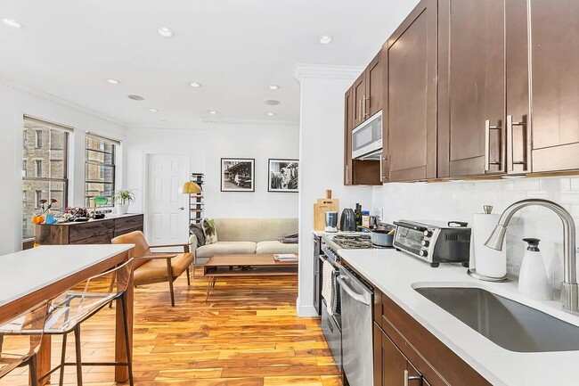 102 Christopher St in New York, NY - Building Photo - Building Photo