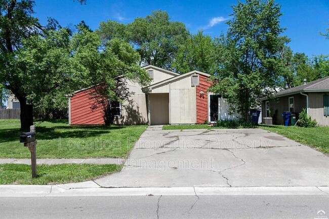 1302 E 25th Terrace in Lawrence, KS - Building Photo - Building Photo
