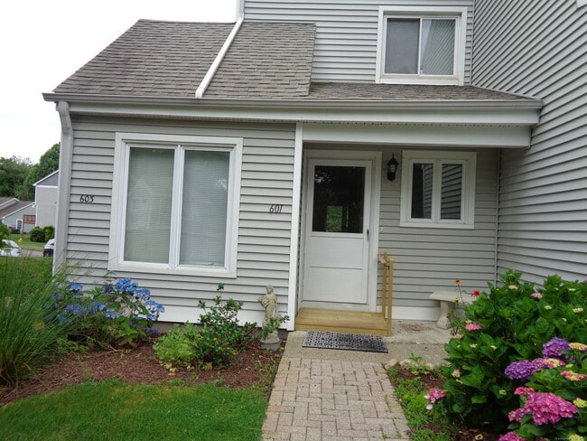 560 Silver Sands Rd in East Haven, CT - Building Photo - Building Photo