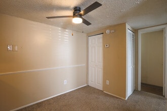Hearth Hollow in Derby, KS - Foto de edificio - Interior Photo