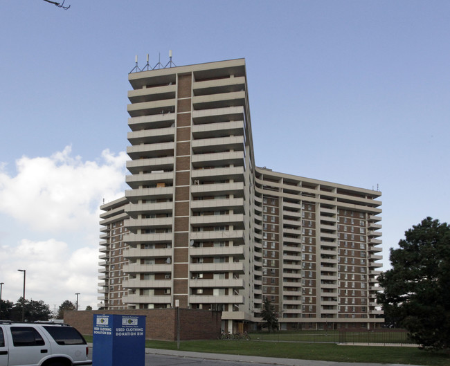 4001 Steeles Ave W in Toronto, ON - Building Photo - Building Photo