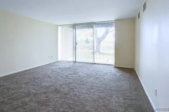 1525 Amherst Manor Dr in Williamsville, NY - Foto de edificio - Building Photo