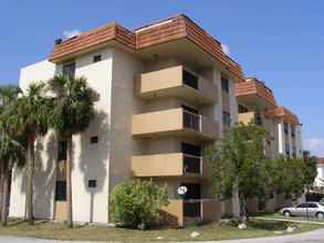 Garden Lake Towers in Miami, FL - Building Photo - Building Photo