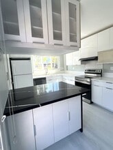 121 Koko Isle Cir in Honolulu, HI - Building Photo - Building Photo