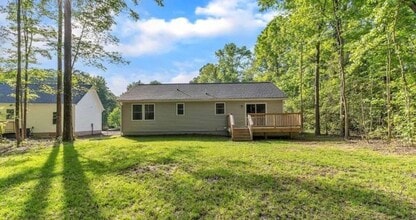 30 Azalea Way in Colonial Beach, VA - Building Photo - Building Photo