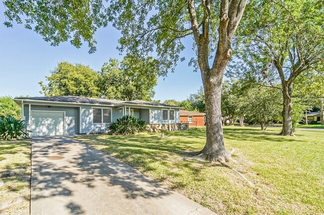 1 E Southlawn Ave in La Marque, TX - Building Photo - Building Photo