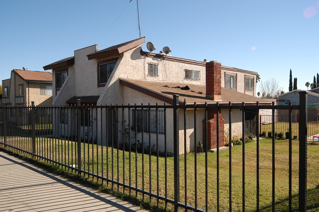 391 W Shamrock Ave in Rialto, CA - Foto de edificio