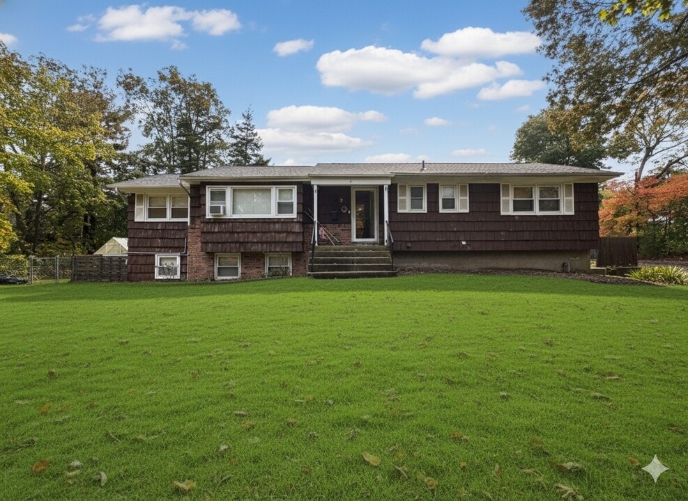 2 Huber Pl in Saint James, NY - Building Photo