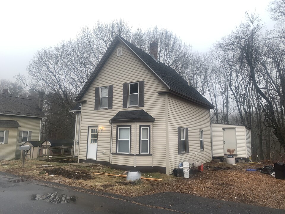 18 Munroe St in Winchendon, MA - Building Photo