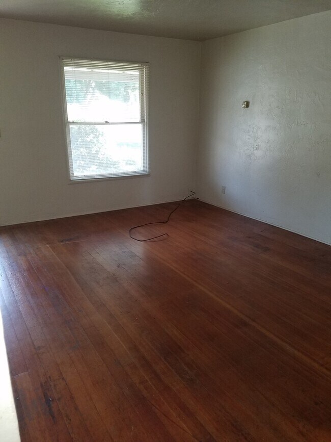 1605 St Clair St in Escalon, CA - Building Photo - Building Photo