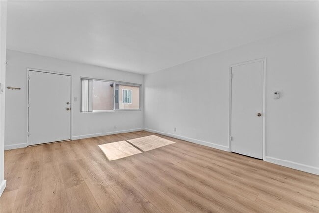 4932 Lennox Blvd in Inglewood, CA - Building Photo - Building Photo