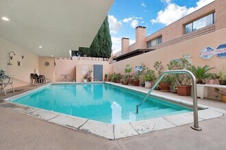 5224 Zelzah Ave-Unit -N/A in Los Angeles, CA - Building Photo - Building Photo